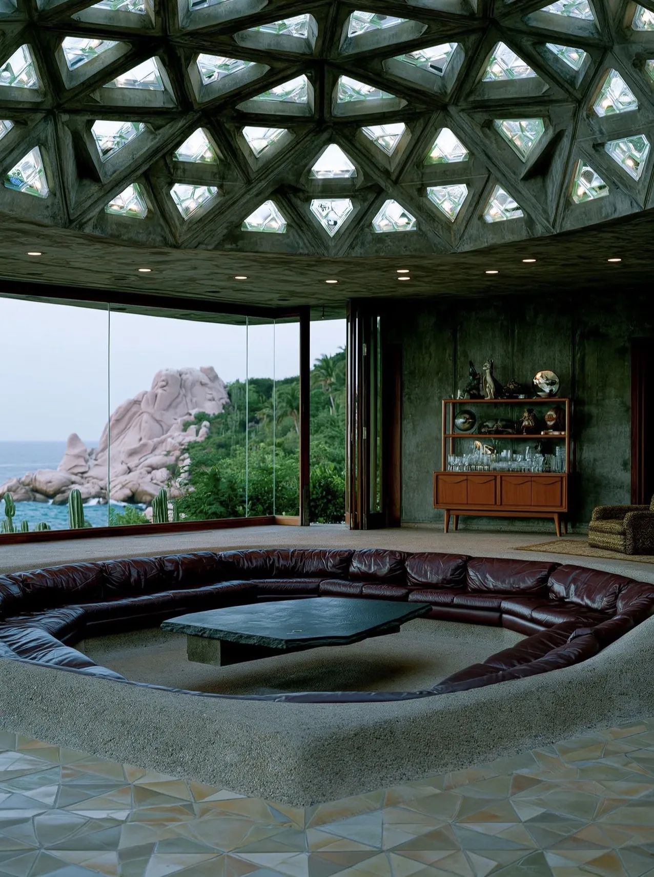 Sala domo de La Casa, archivo visual de Obsidian Wristband